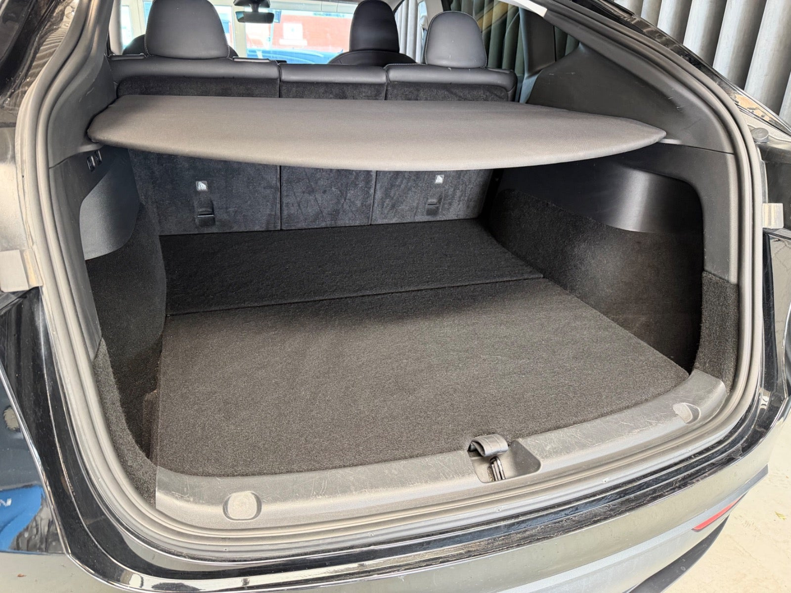 Sort Tesla Model Y fra 2023