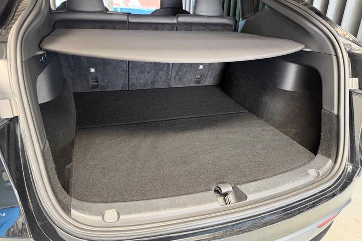 Sort Tesla Model Y fra 2023