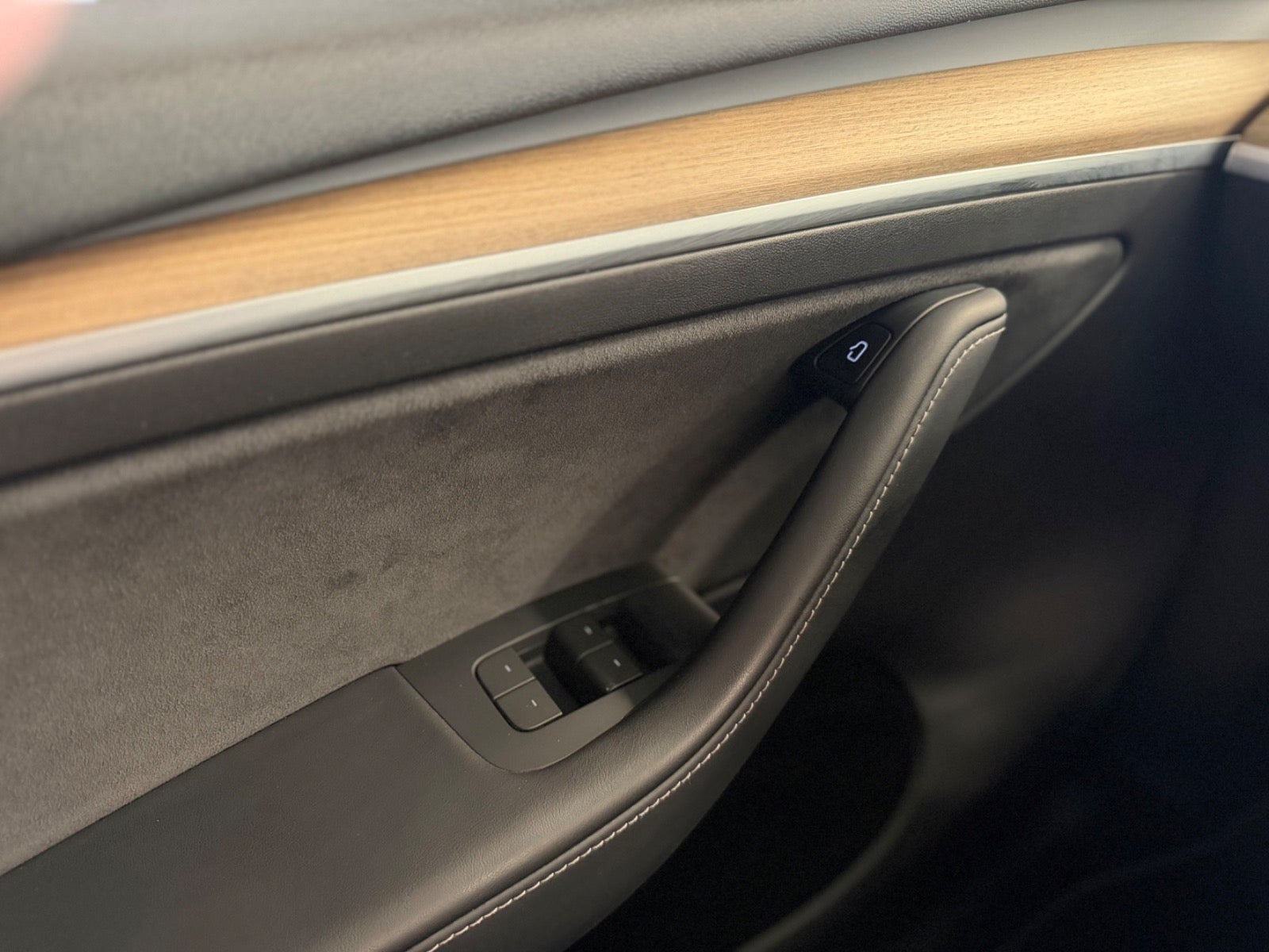 Sort Tesla Model Y fra 2023