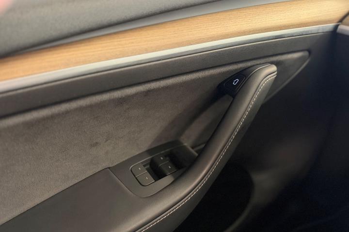 Sort Tesla Model Y fra 2023