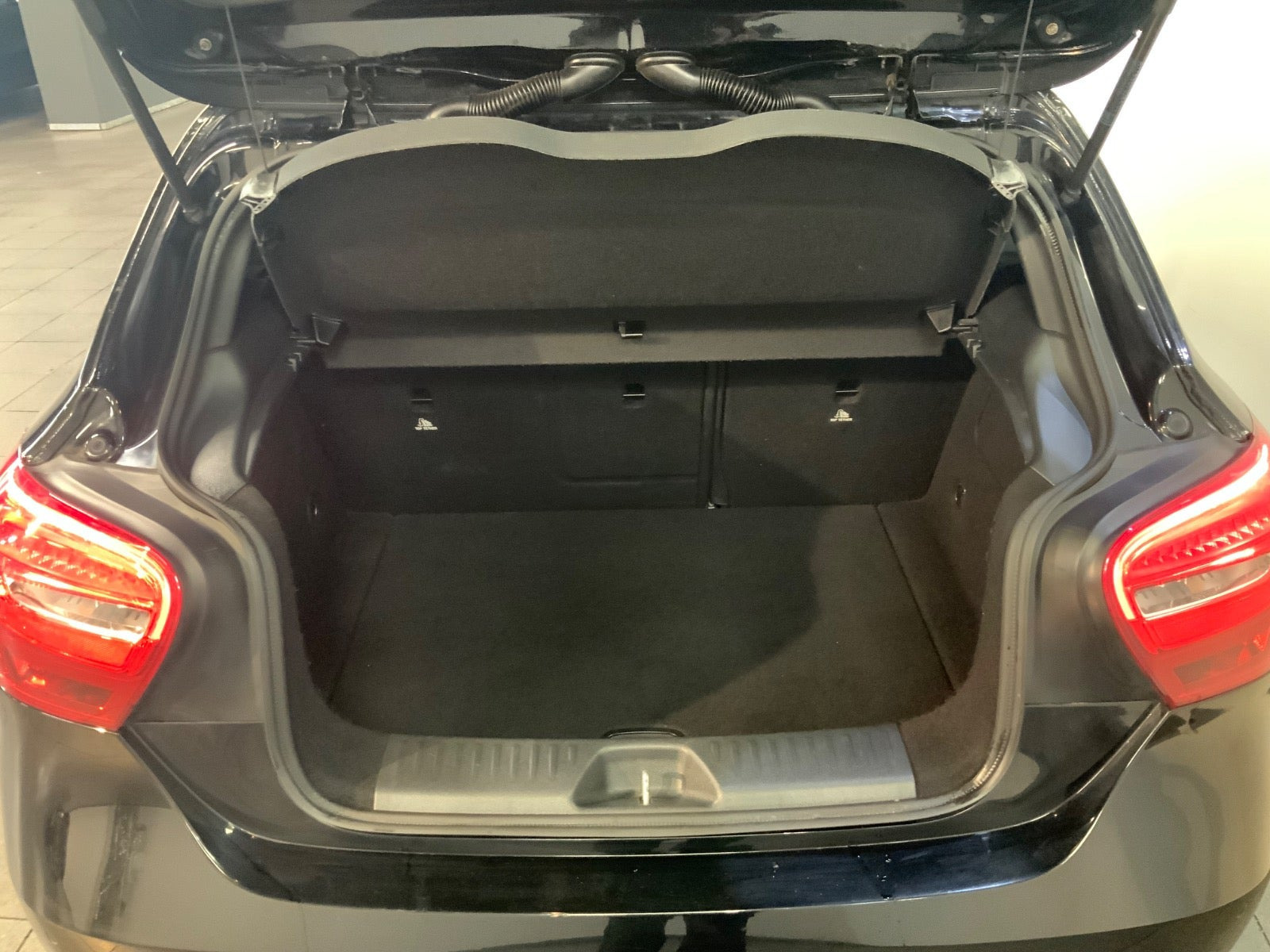Sort Mercedes A180 d fra 2016