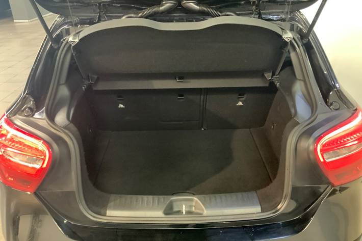 Sort Mercedes A180 d fra 2016