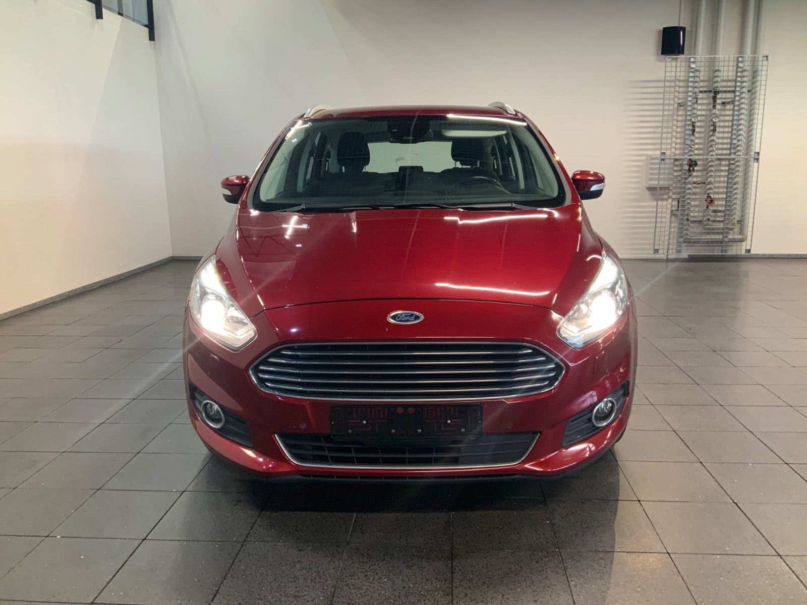 Rød Ford S-MAX fra 2019