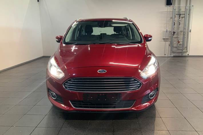 Rød Ford S-MAX fra 2019