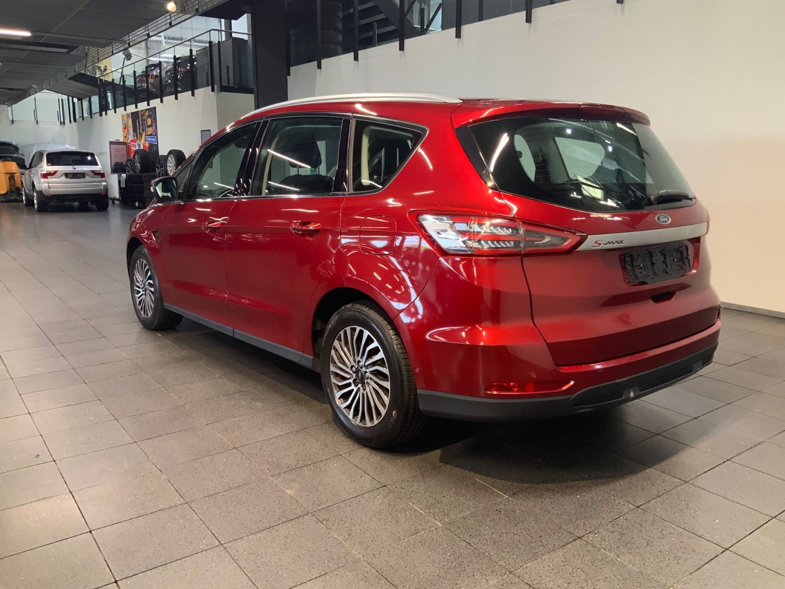 Rød Ford S-MAX fra 2019