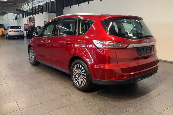 Rød Ford S-MAX fra 2019