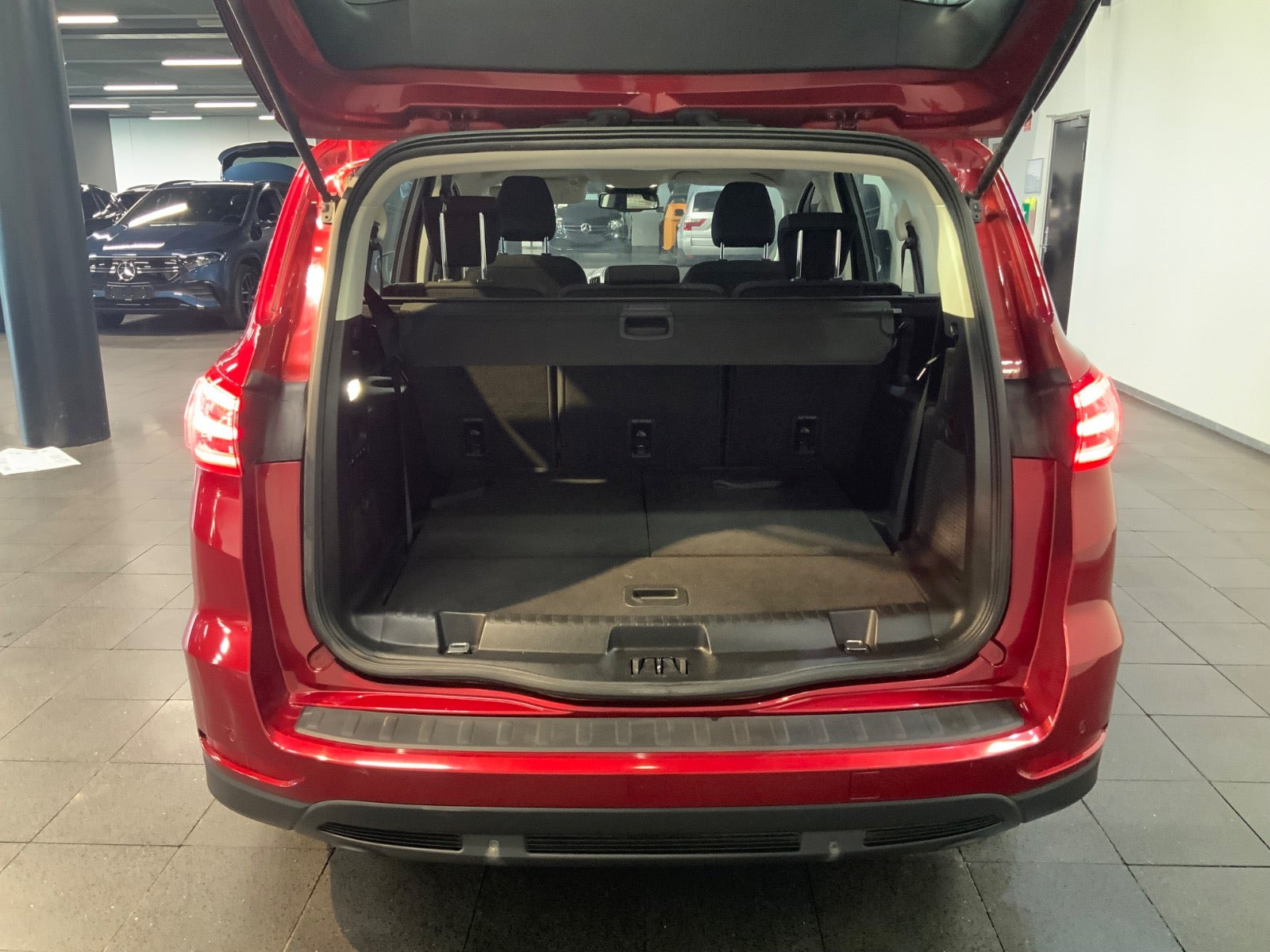 Rød Ford S-MAX fra 2019