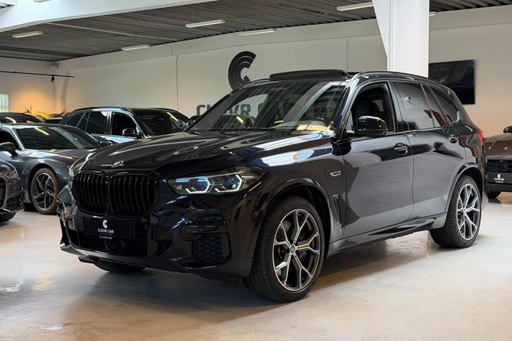 Sort BMW X5 fra 2022 set udefra