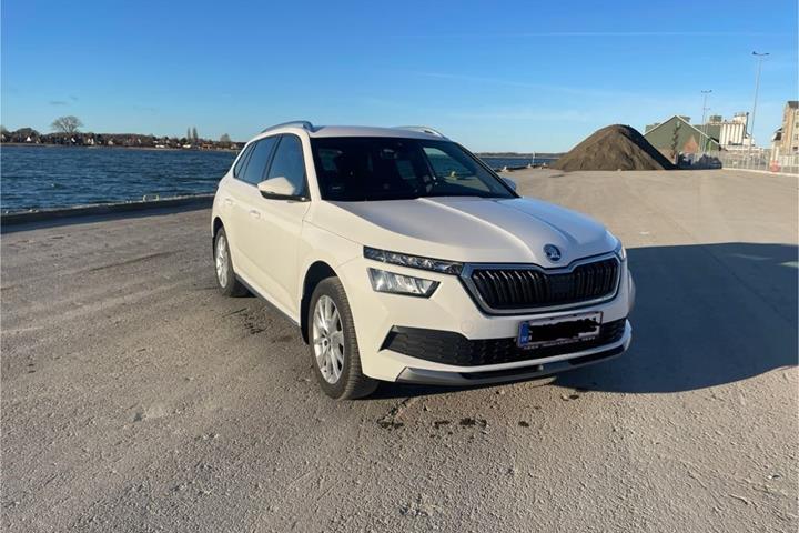 Hvid Skoda Kamiq fra 2021 set udefra