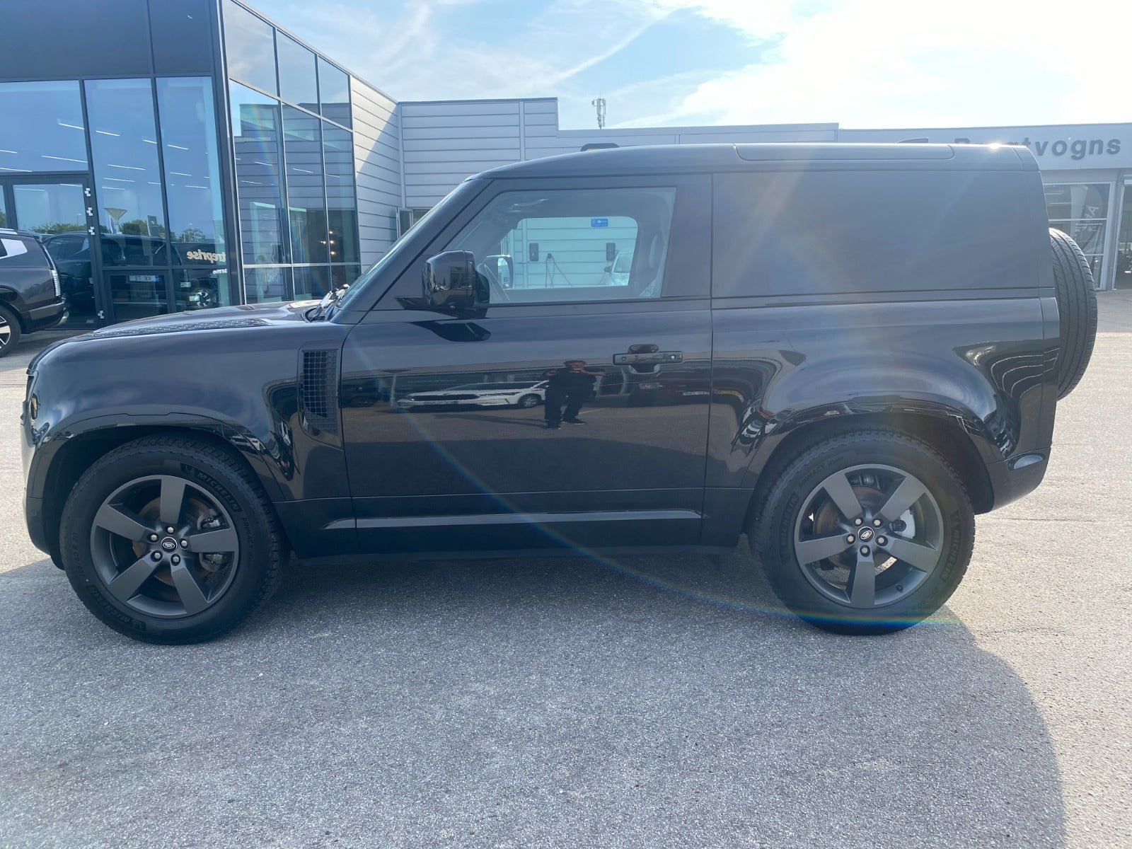 Sort Land Rover Defender 90 fra 2025