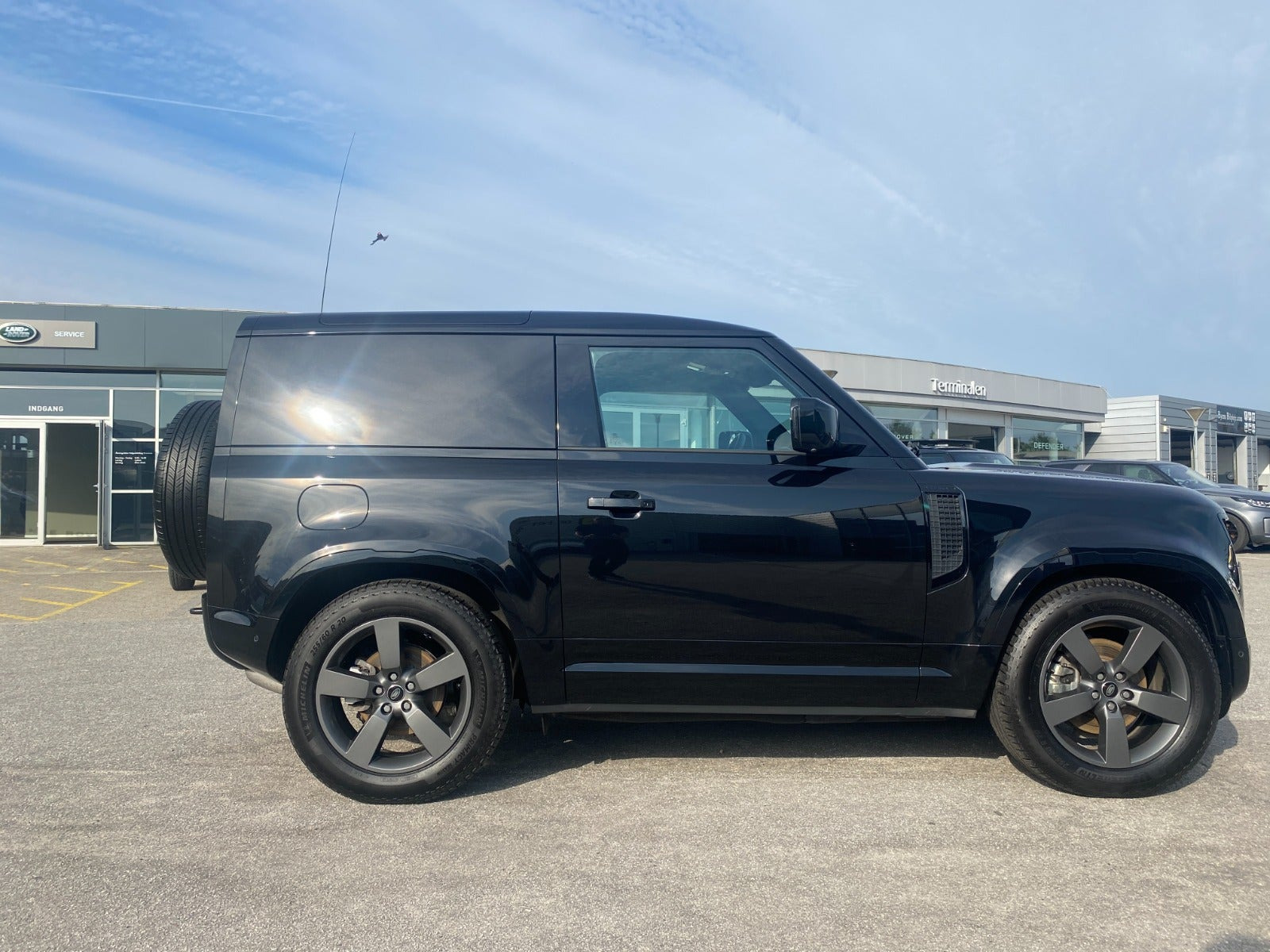 Sort Land Rover Defender 90 fra 2025