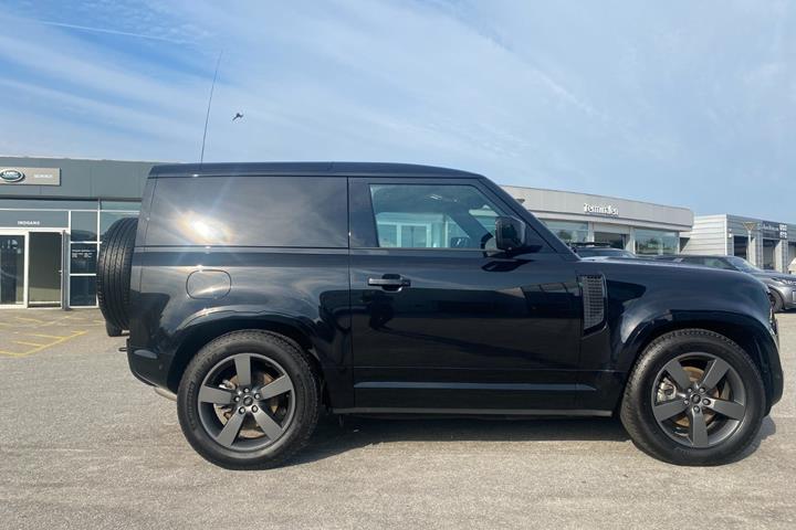 Sort Land Rover Defender 90 fra 2025