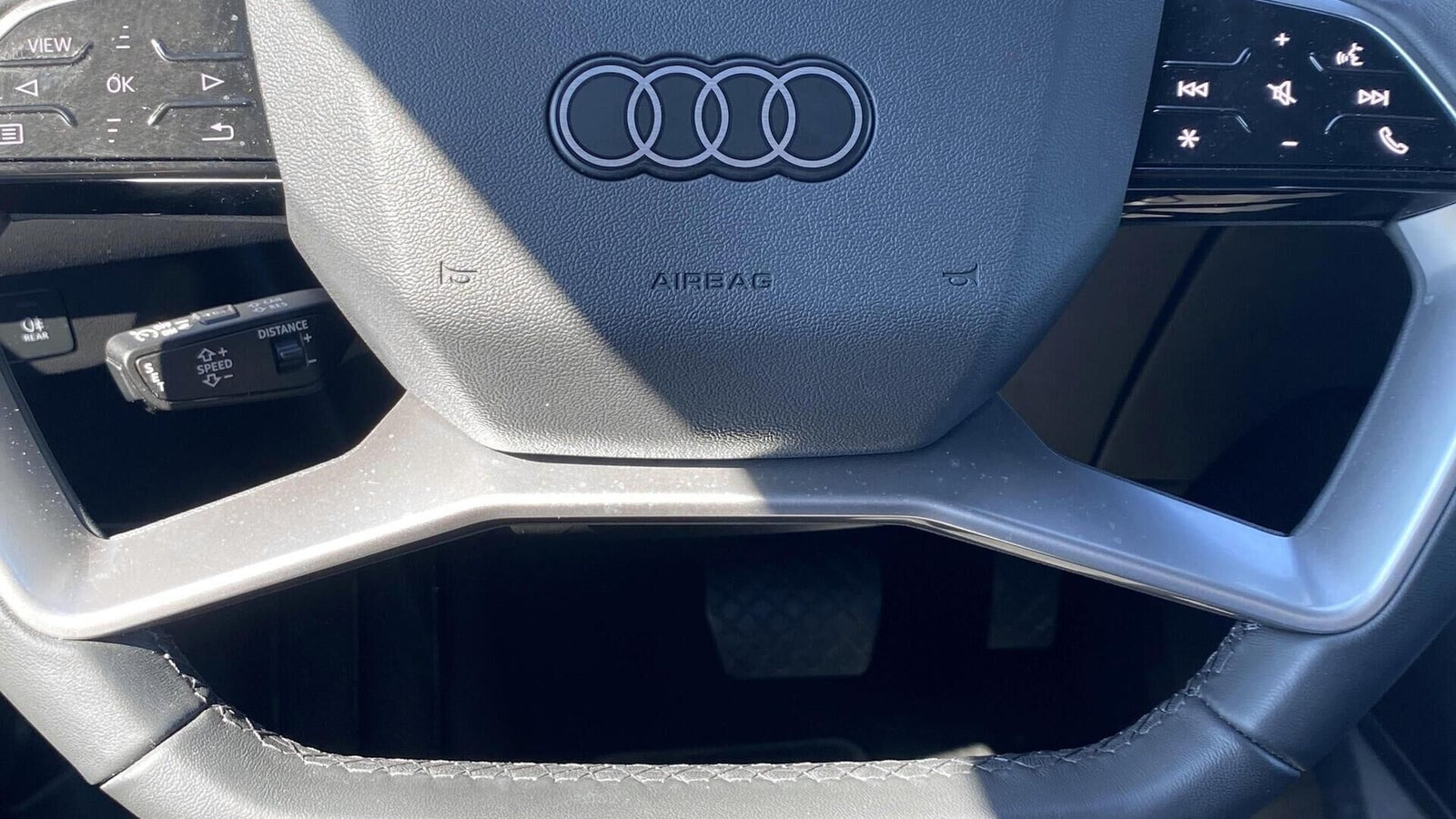 Grå Audi Q4 e-tron fra 2025