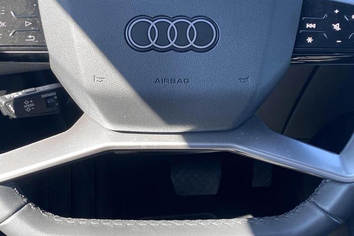 Grå Audi Q4 e-tron fra 2025