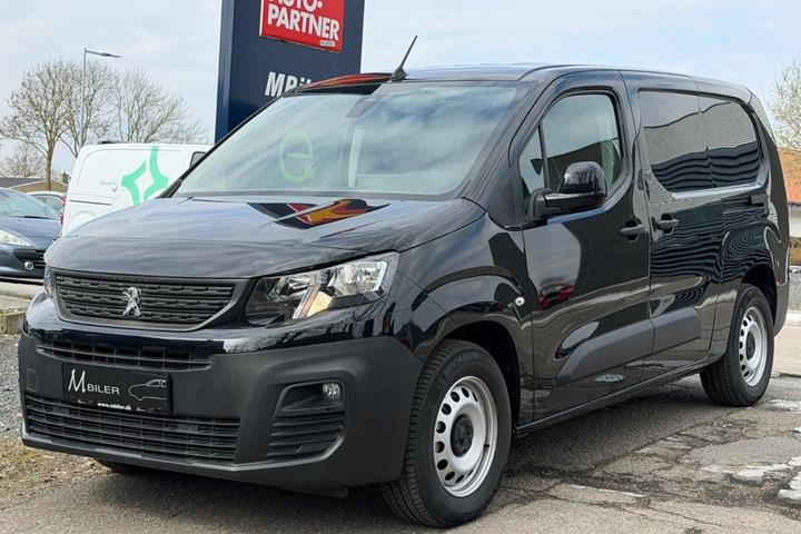 Sort Peugeot e-Partner fra 2025 set udefra