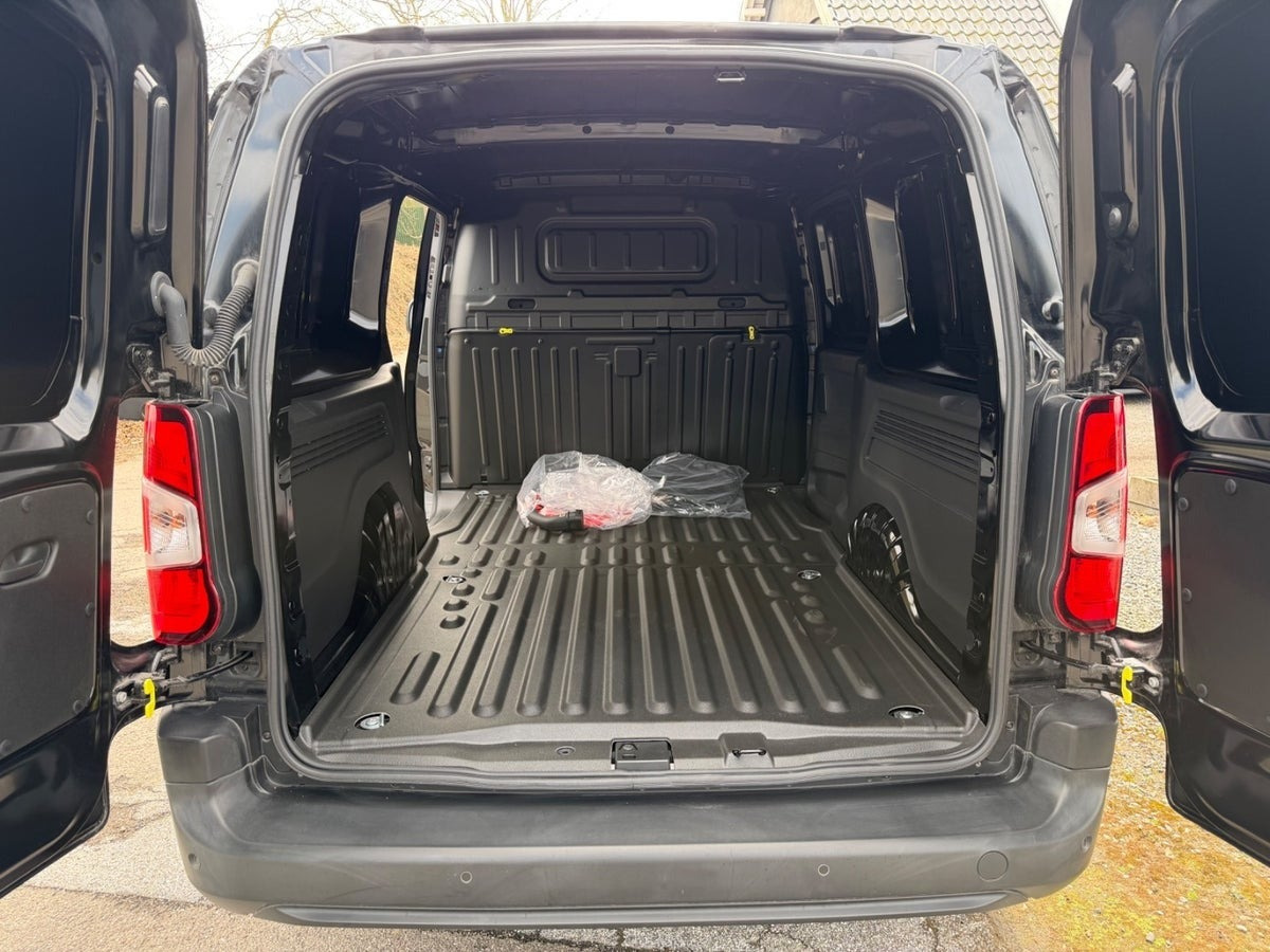 Sort Peugeot e-Partner fra 2025