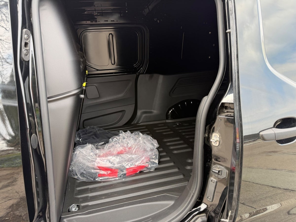 Sort Peugeot e-Partner fra 2025