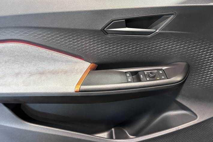 Blå Cupra Born fra 2024