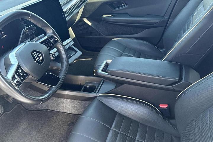 Grå Renault Megane E-Tech fra 2023