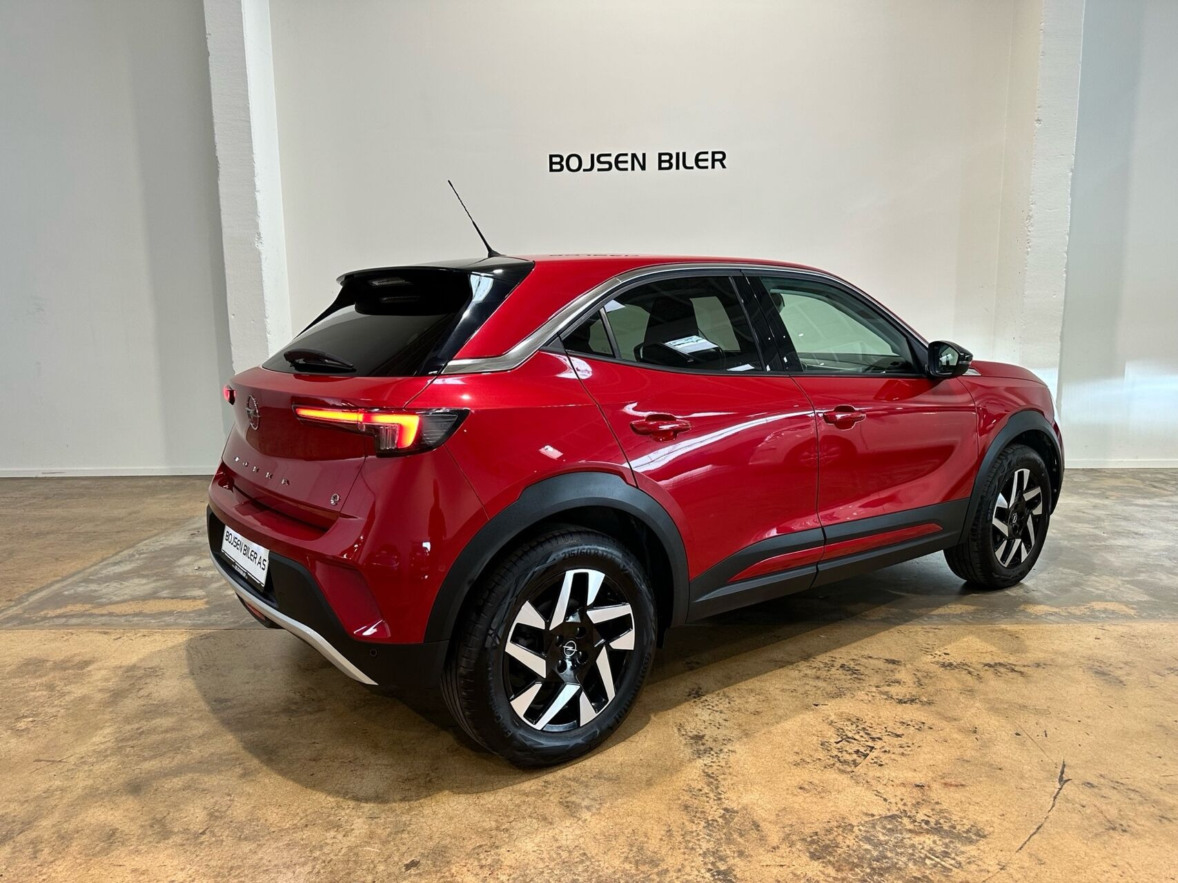 Rød Opel Mokka-e fra 2024
