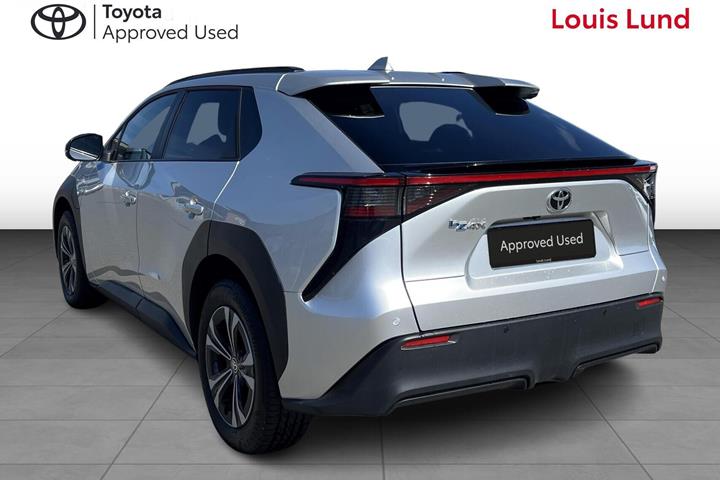Sølv Toyota BZ4X fra 2024