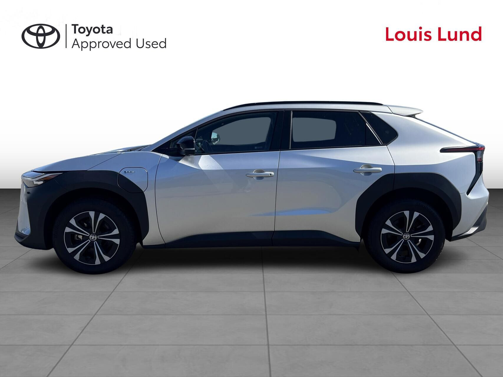 Sølv Toyota BZ4X fra 2024
