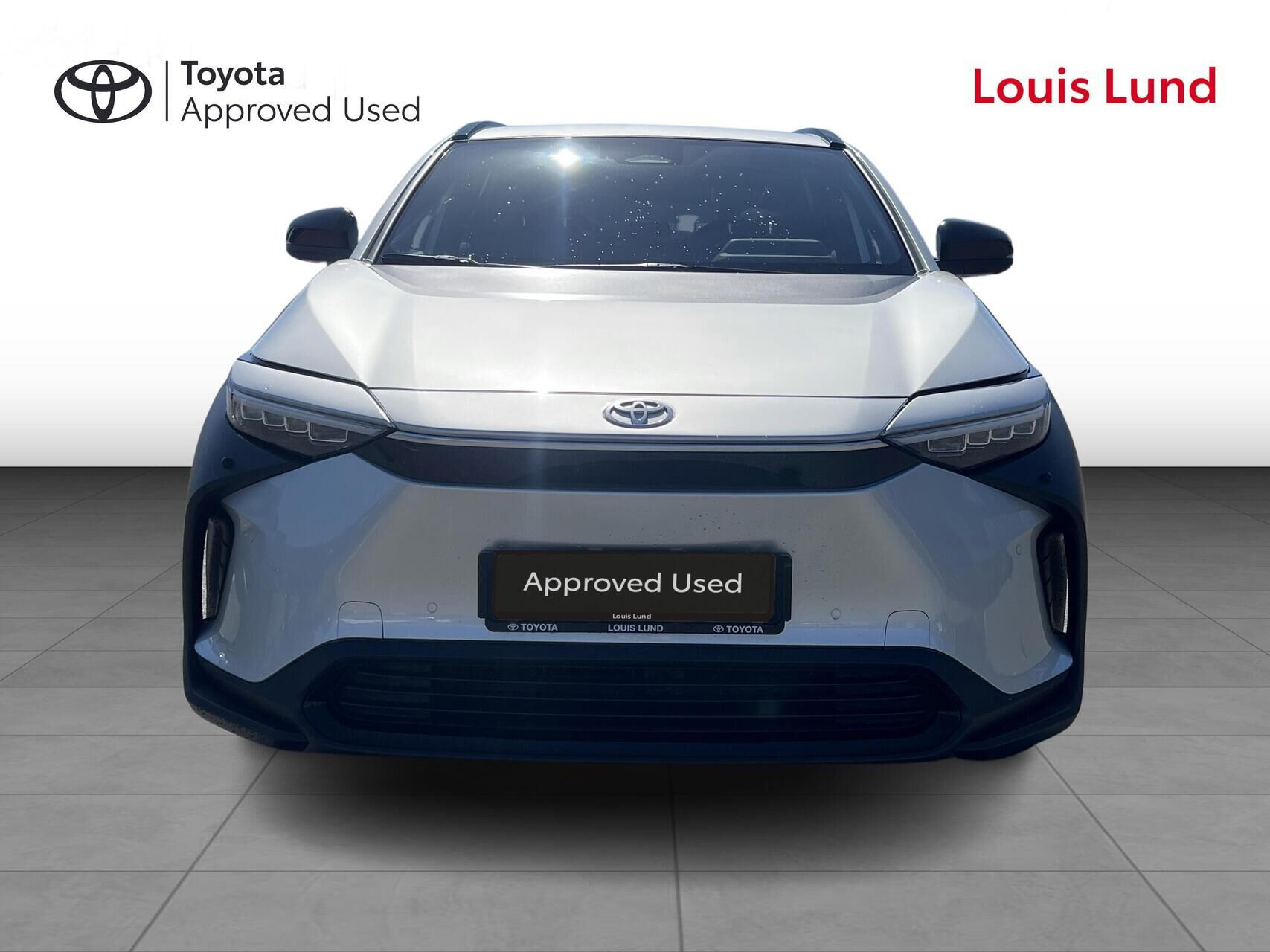 Sølv Toyota BZ4X fra 2024