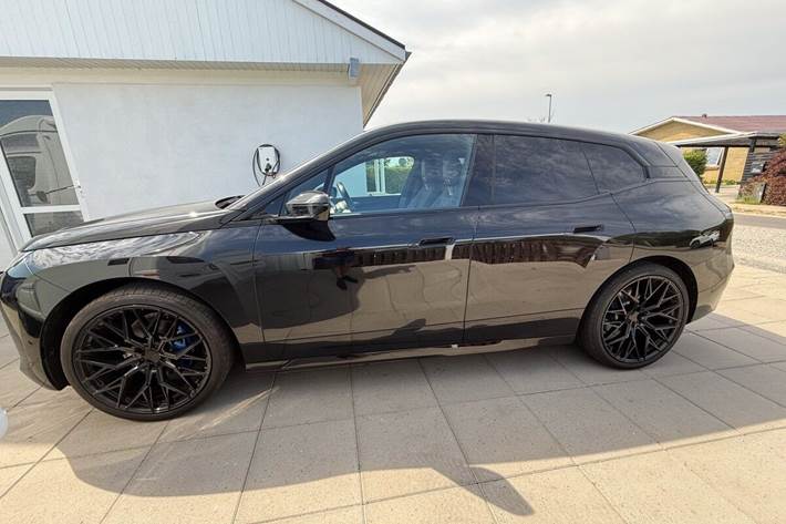 Sort BMW iX fra 2022