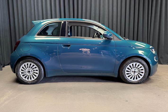 Blå Fiat 500e fra 2023
