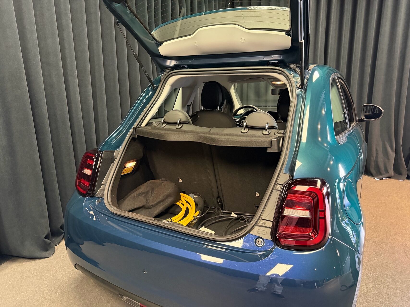 Blå Fiat 500e fra 2023