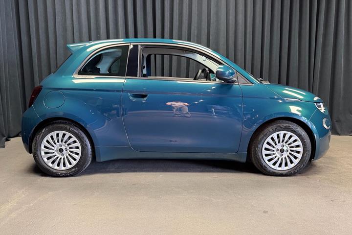 Blå Fiat 500e fra 2023