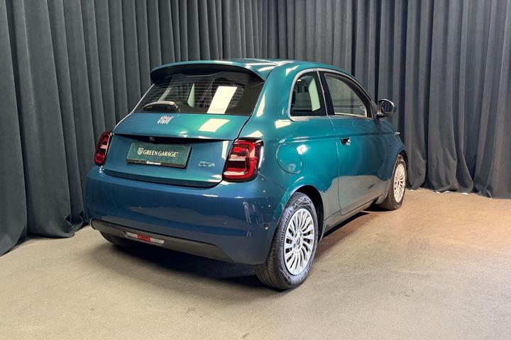 Blå Fiat 500e fra 2023