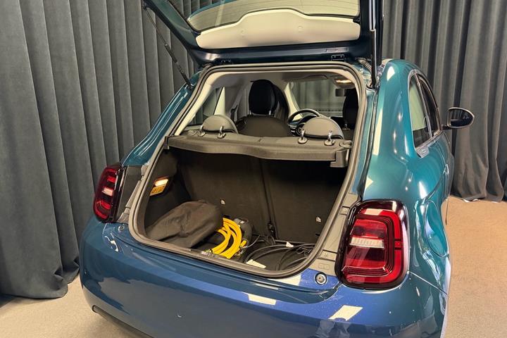 Blå Fiat 500e fra 2023