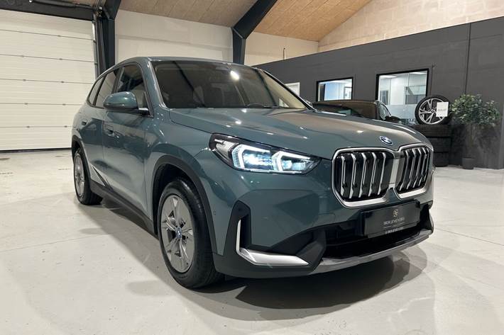 Grøn BMW iX1 fra 2023