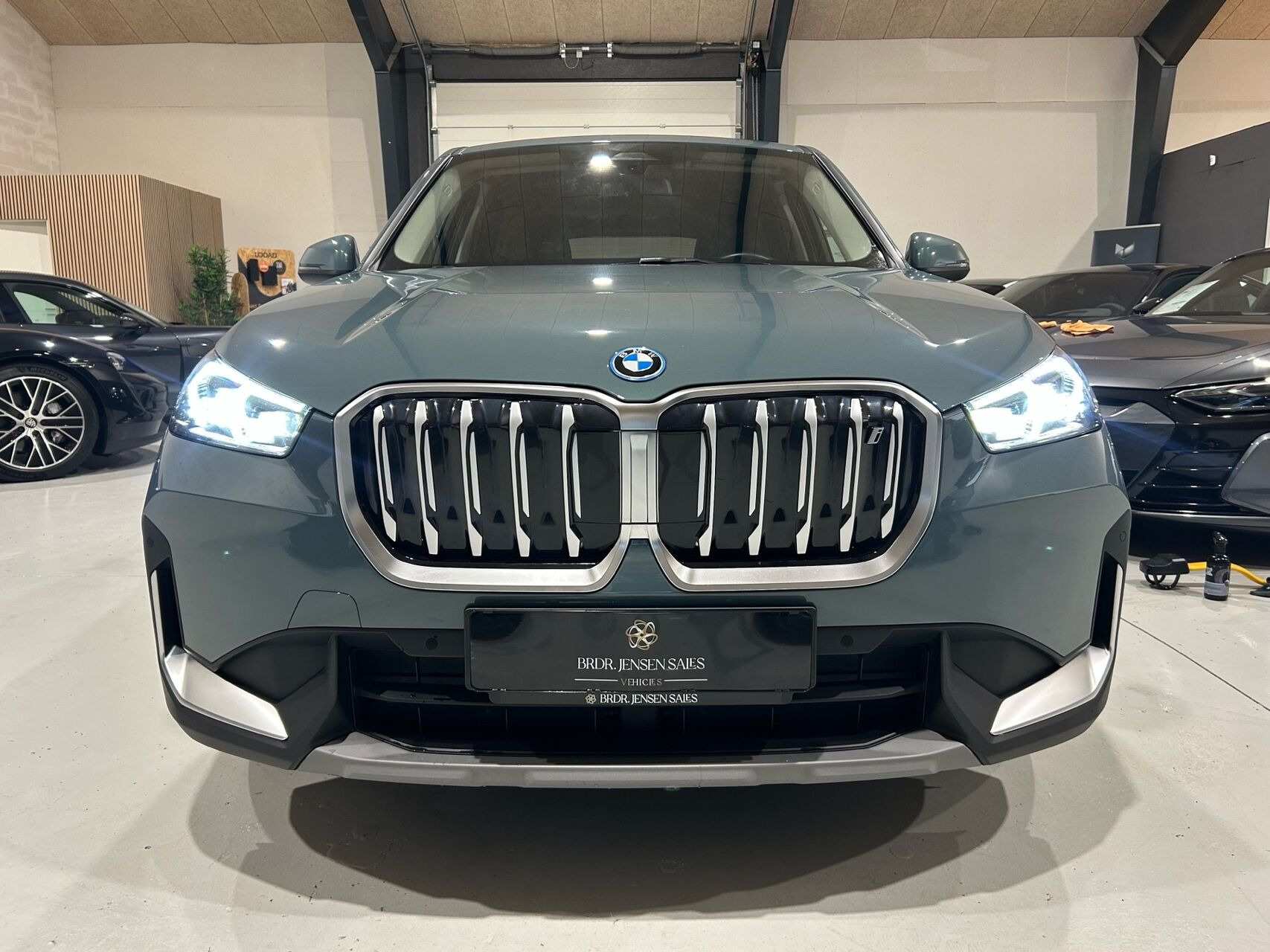 Grøn BMW iX1 fra 2023