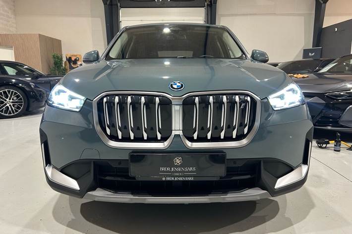 Grøn BMW iX1 fra 2023