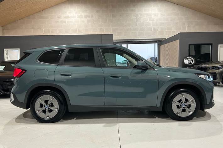 Grøn BMW iX1 fra 2023