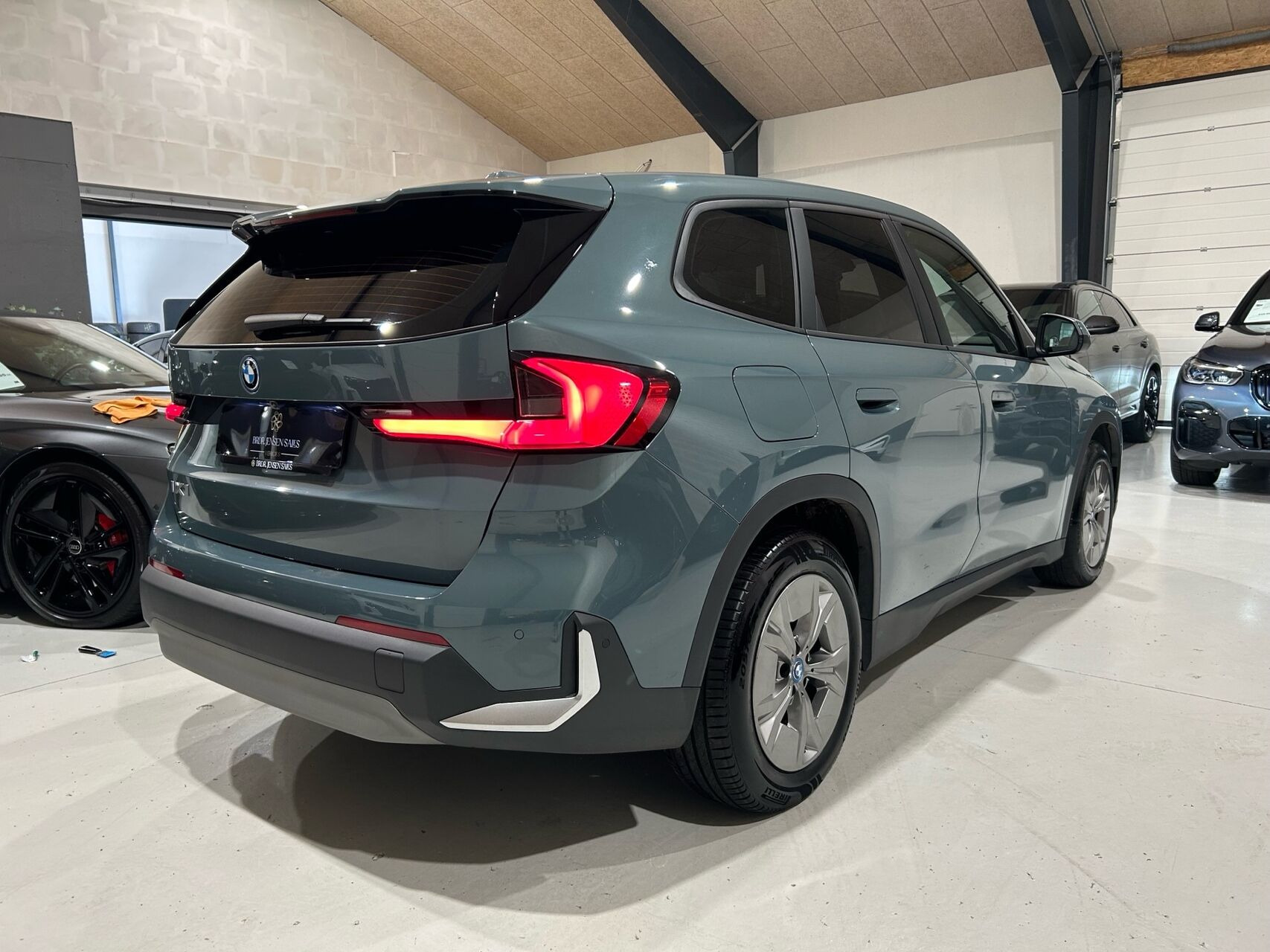 Grøn BMW iX1 fra 2023