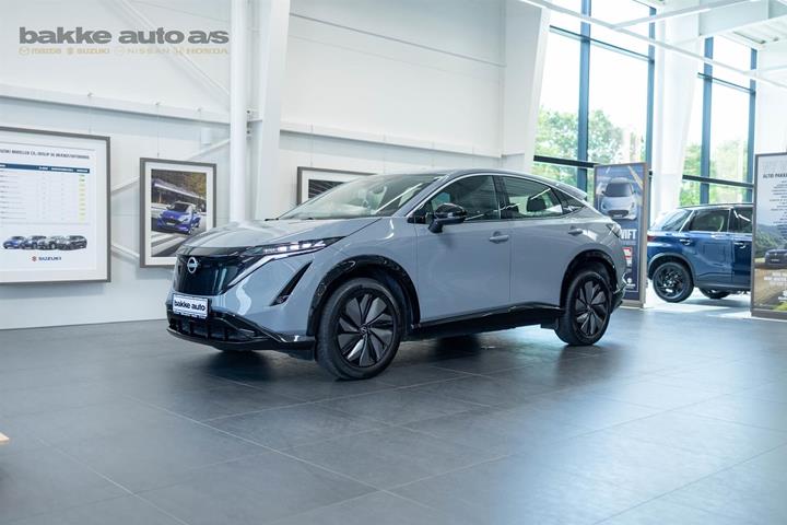 Grå Nissan Ariya fra 2024 set udefra