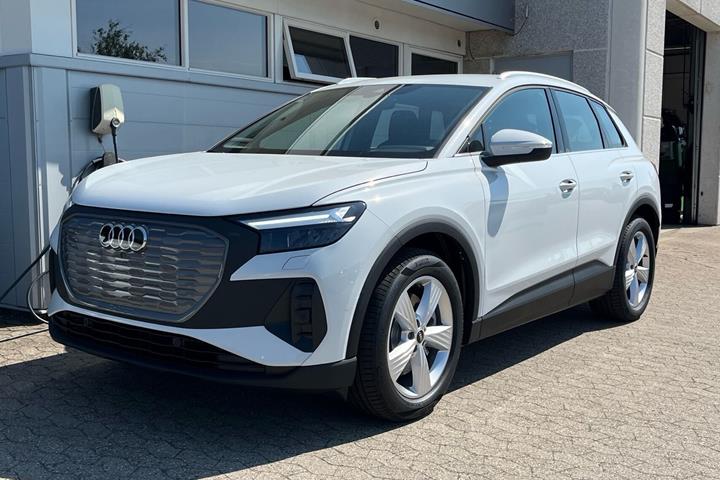 Hvid Audi Q4 fra 2026 set udefra