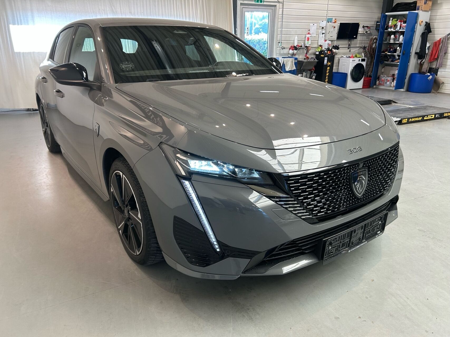Grå Peugeot E-308 fra 2024