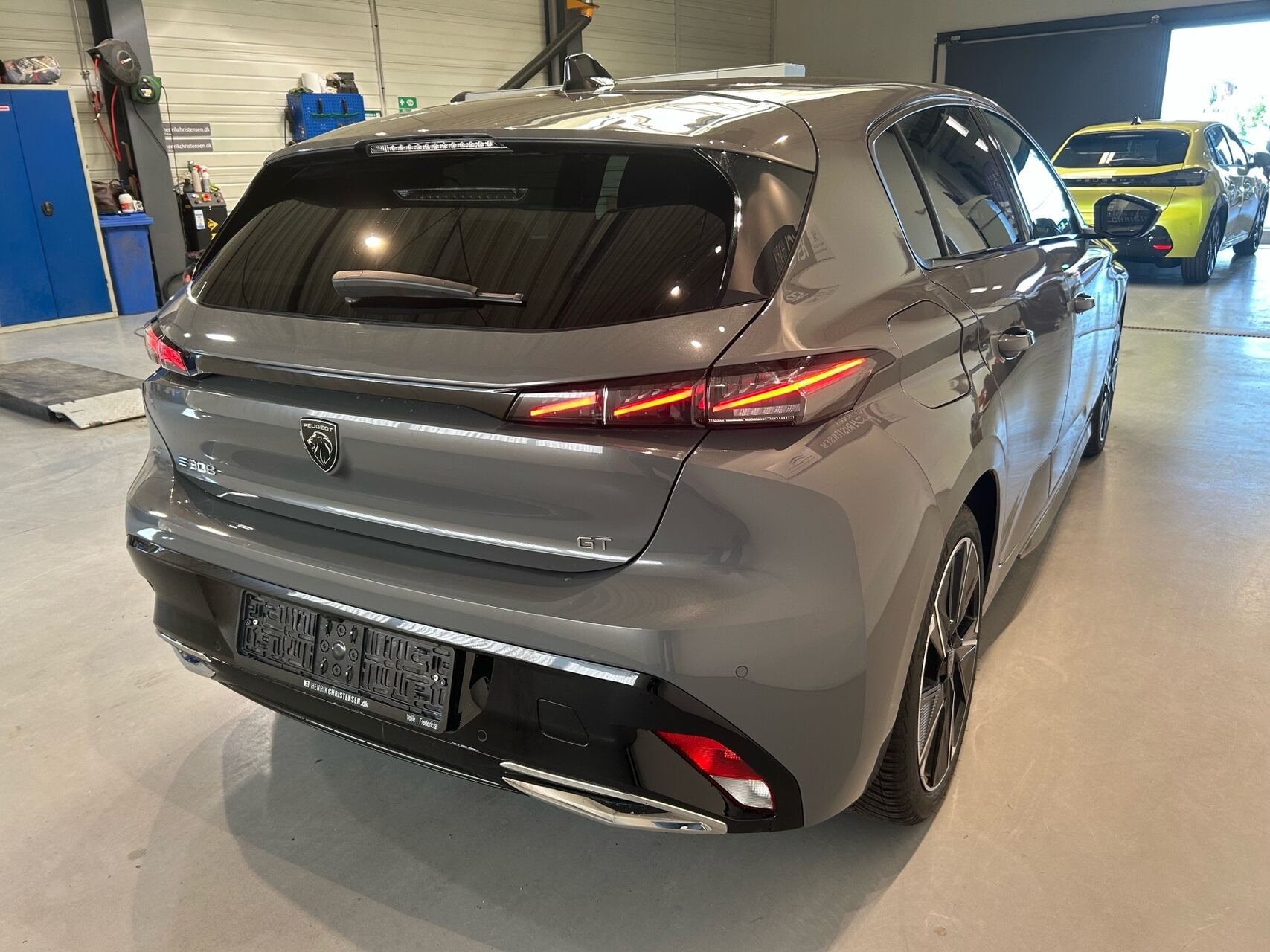 Grå Peugeot E-308 fra 2024