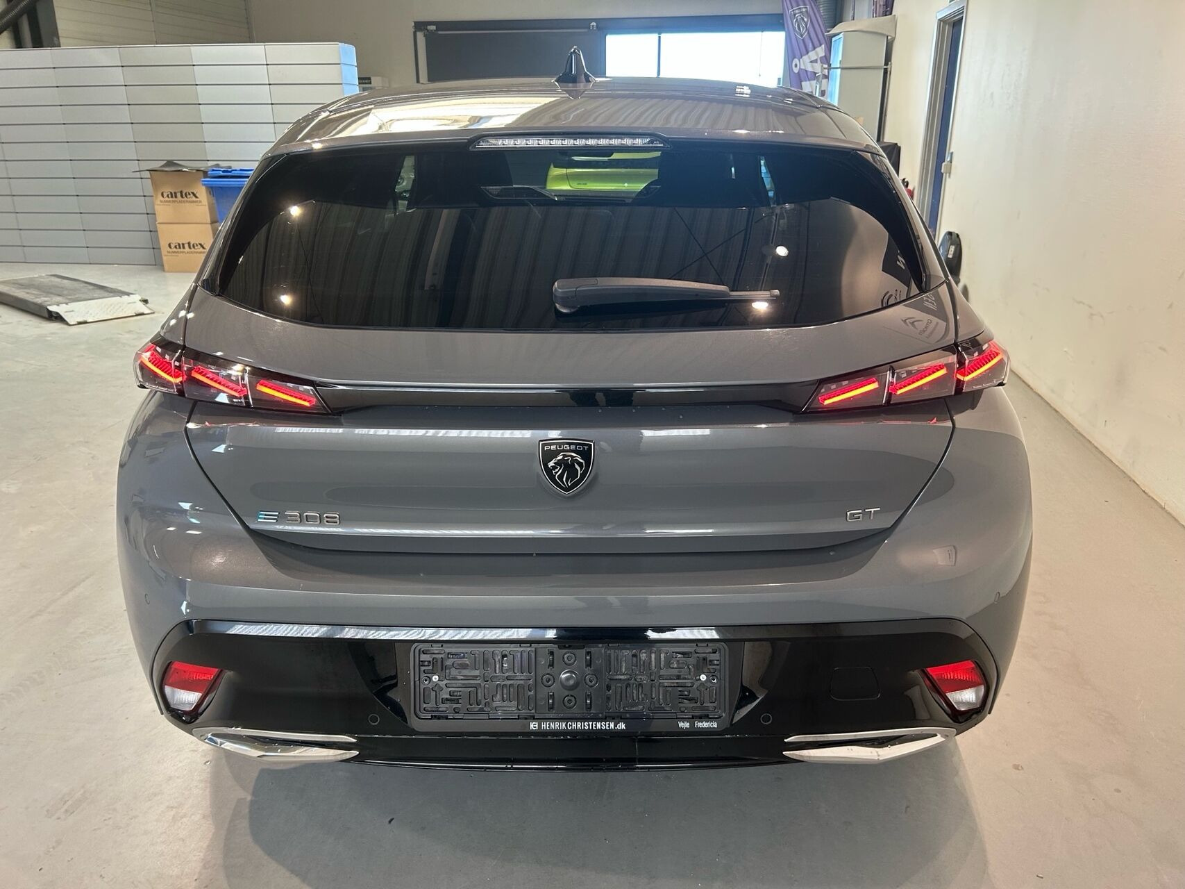 Grå Peugeot E-308 fra 2024