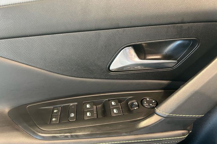 Grå Peugeot E-308 fra 2024