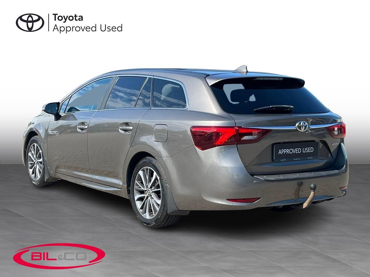 Bronze Toyota Avensis fra 2017