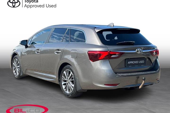 Bronze Toyota Avensis fra 2017