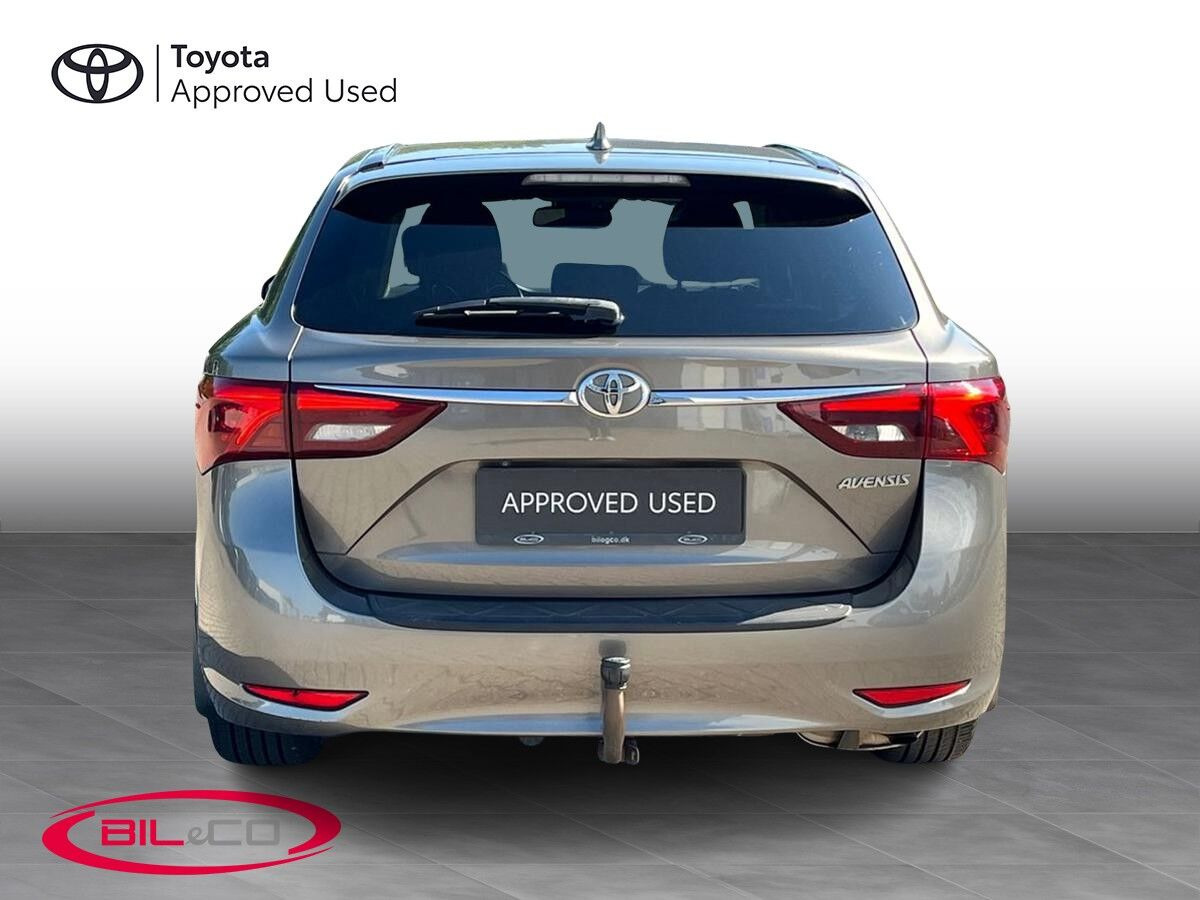 Bronze Toyota Avensis fra 2017