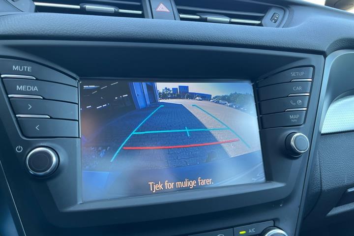 Bronze Toyota Avensis fra 2017
