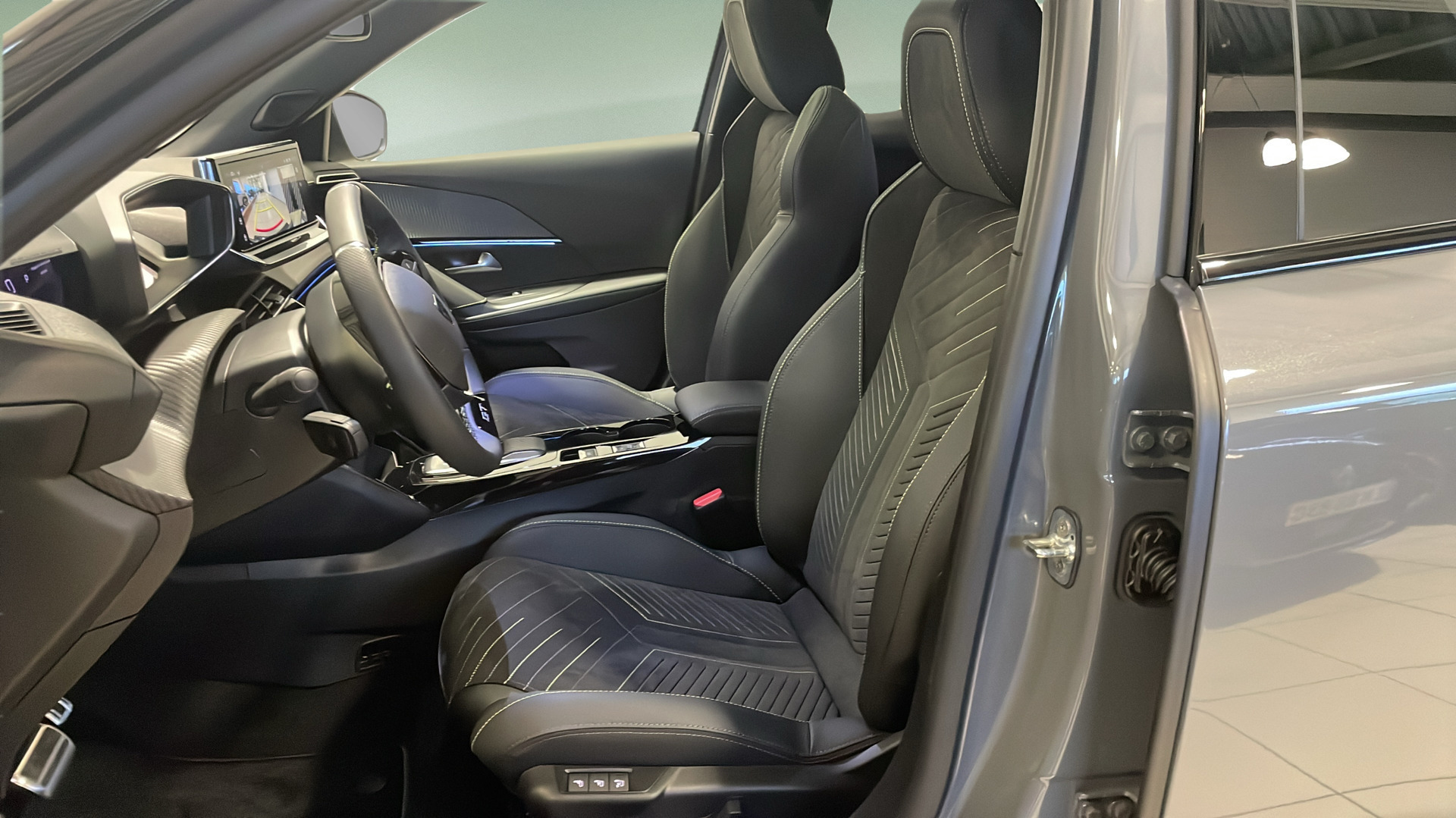 Grå Peugeot e-2008 fra 2025