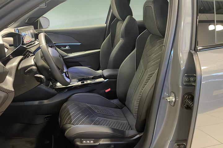 Grå Peugeot e-2008 fra 2025